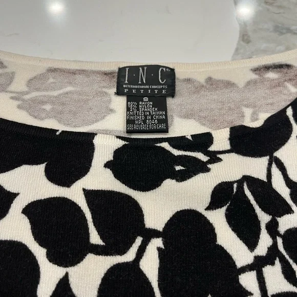 Super cute cropped INC women’s size small with flare cuff excellent condition - Picture 2 of 4